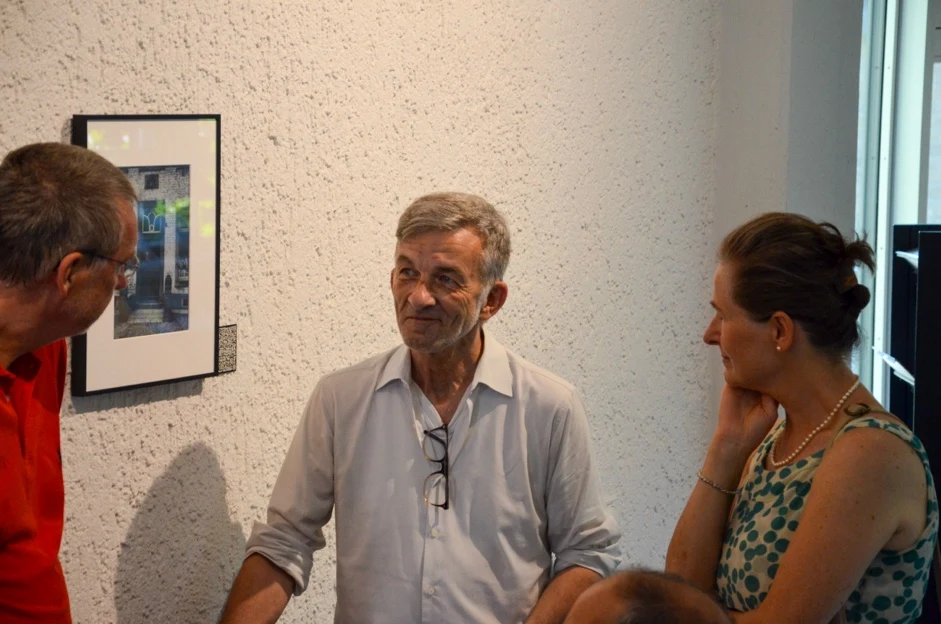 Guests exchanging memories in front of the APHEUM Frame exhibition at Schwalmtal town hall. Photo: Municipality of Schwalmtal.