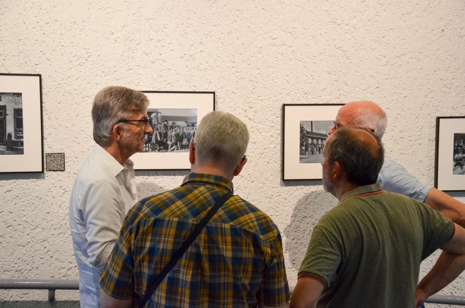 Visitors viewing historical photographs on the APHEUM Frames at the exhibition opening in Schwalmtal town hall. Photo: Municipality of Schwalmtal.