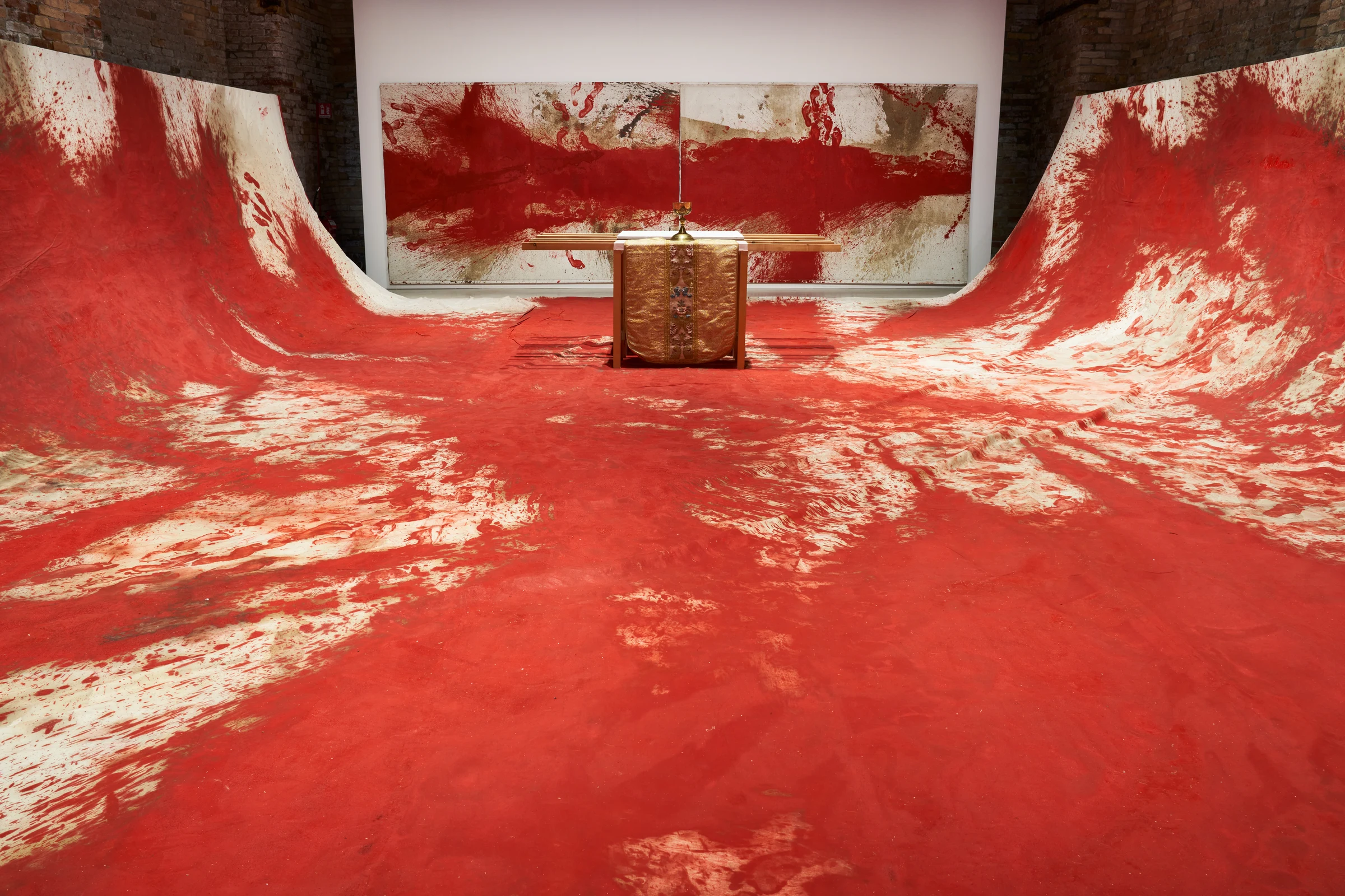 Hermann Nitsch’s 20th painting action during the 59th Venice Biennale. Photo credit @ by Marcin Gierat, Zuecca Projects, courtesy Helmut Essl