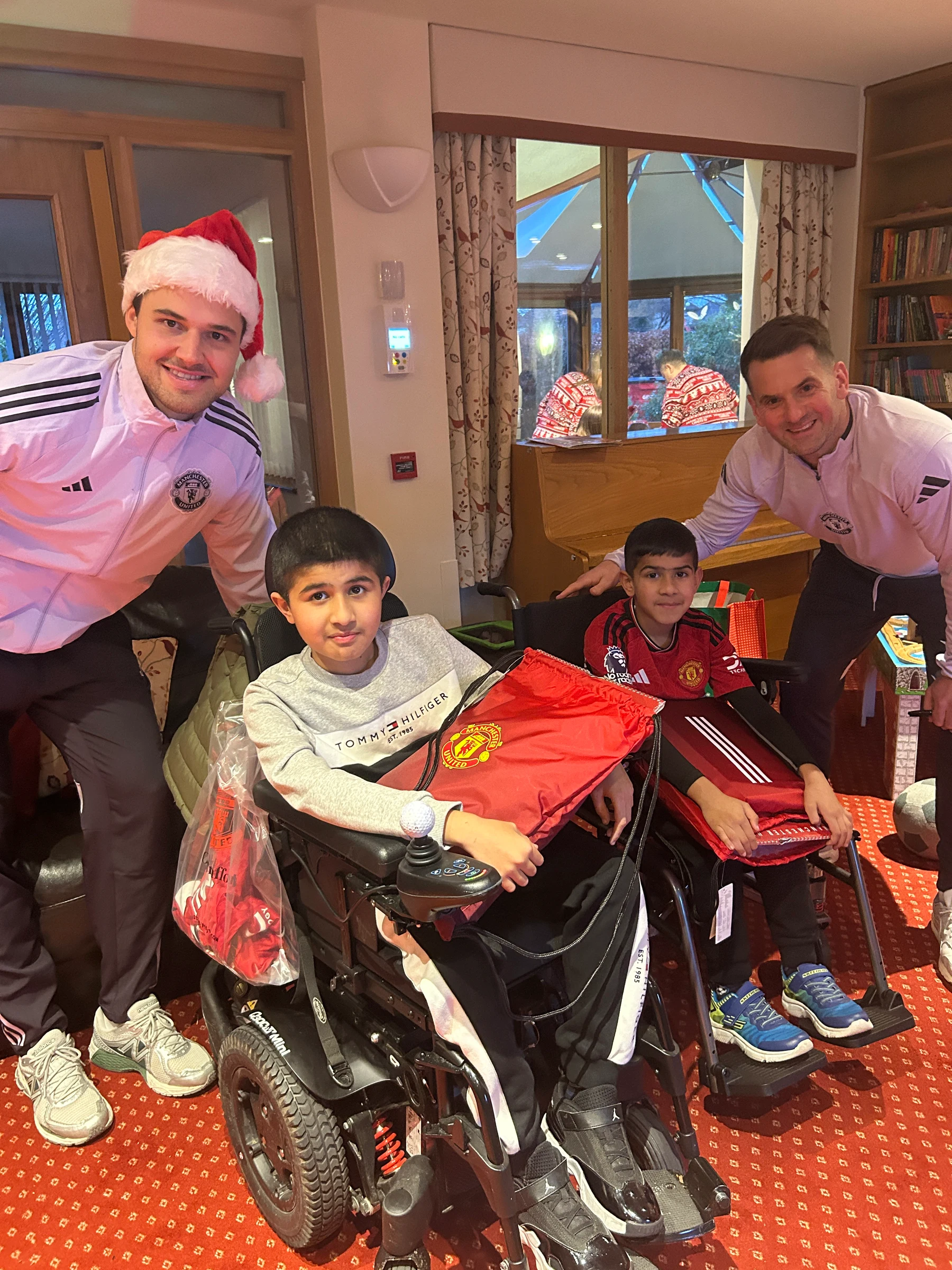 Man United players visit Francis House Children