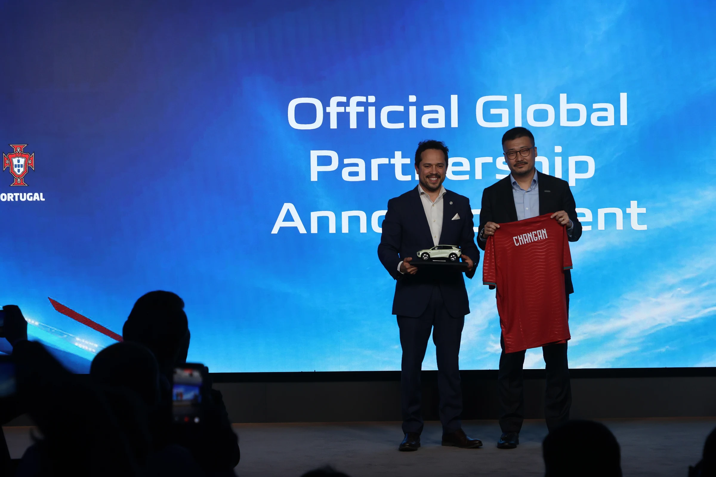 João Meidros Cardoso (GM, FPF Commercial) receives a Deepal S05 scale model from Mi Mengdong (VP, Changan Automobile).