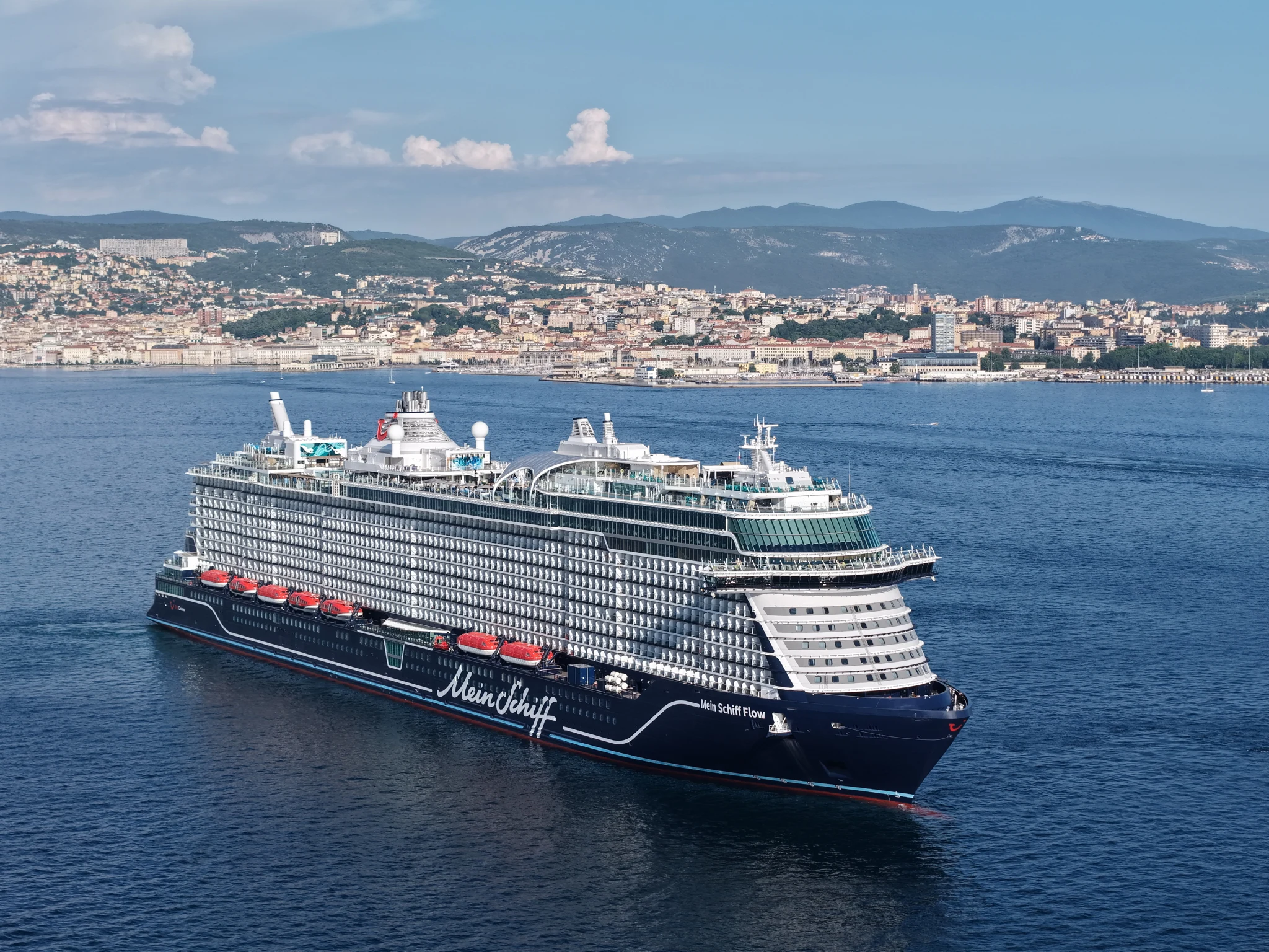 Mein Schiff Flow officially named: three godmothers, one ship and a shared flow