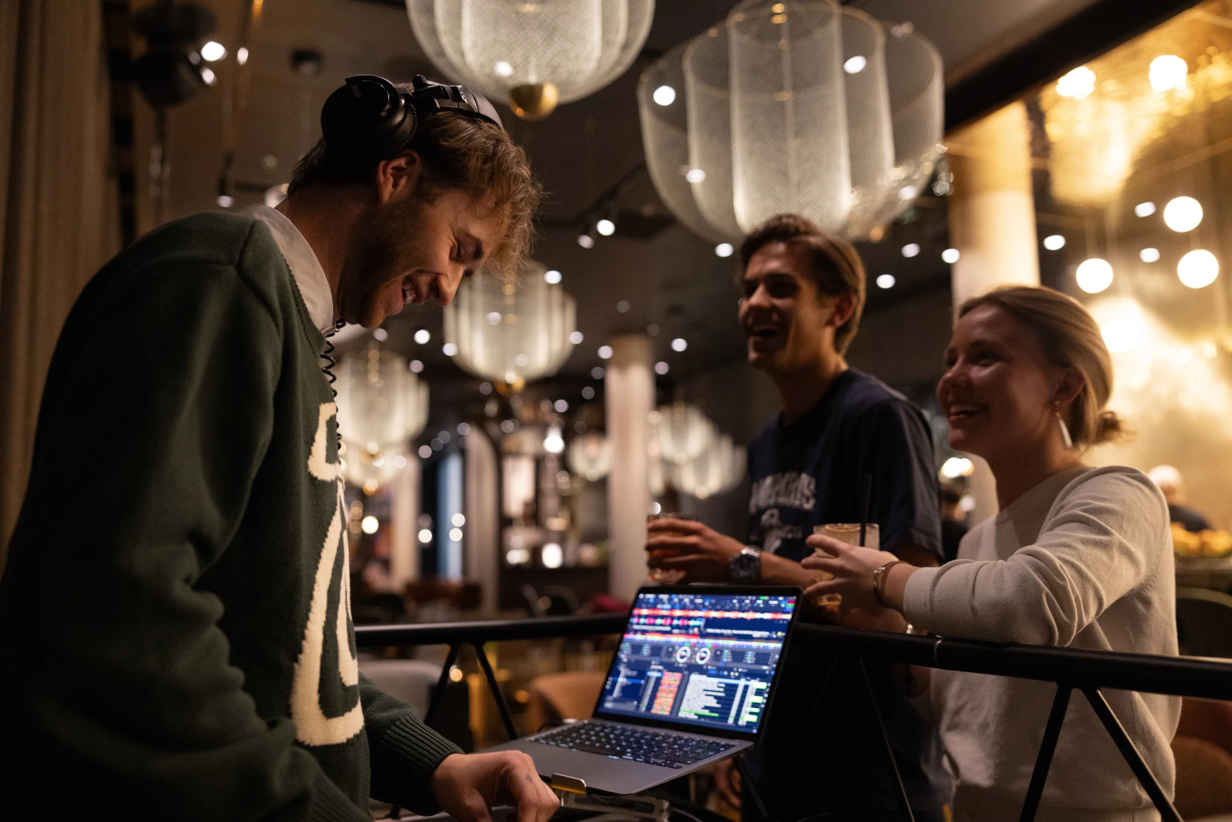 Local playlists measurably improve hotel experience / HearDis! and Motel One present music study
