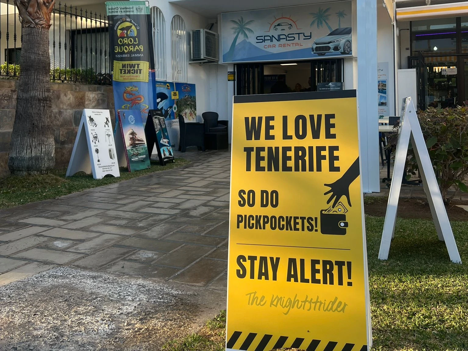 A “stay alert” sign placed outside the Sanasty Car Rental office in Los Cristianos, Tenerife.