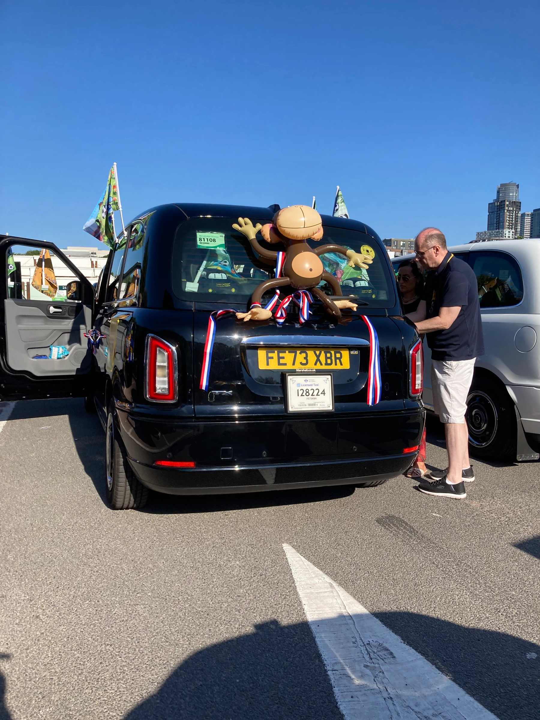 London Cab Driver decorating his Taxi for the convoy