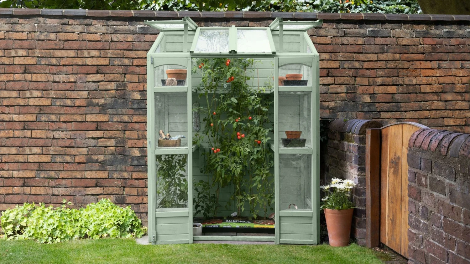 Painted Greenhouses Become the Season’s Must-Have Feature