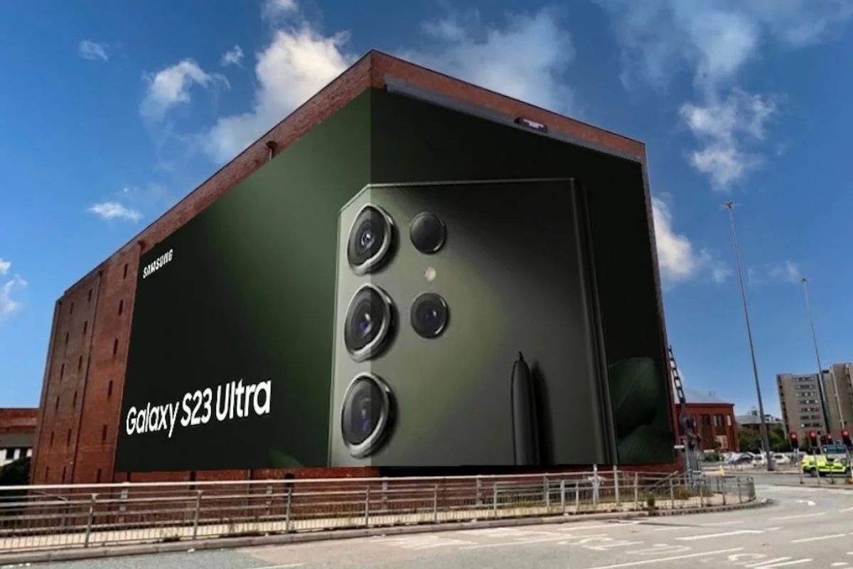 The Manchester Screen becomes the largest combined banner and digital billboard in the UK